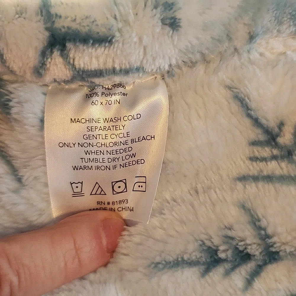 Snowflake Patterned Throw Blanket